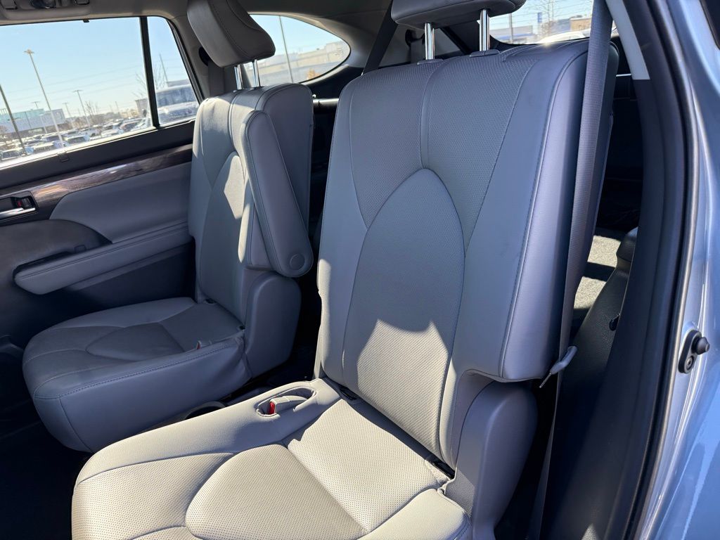 Thumbnail: 2020 Toyota Highlander - 10