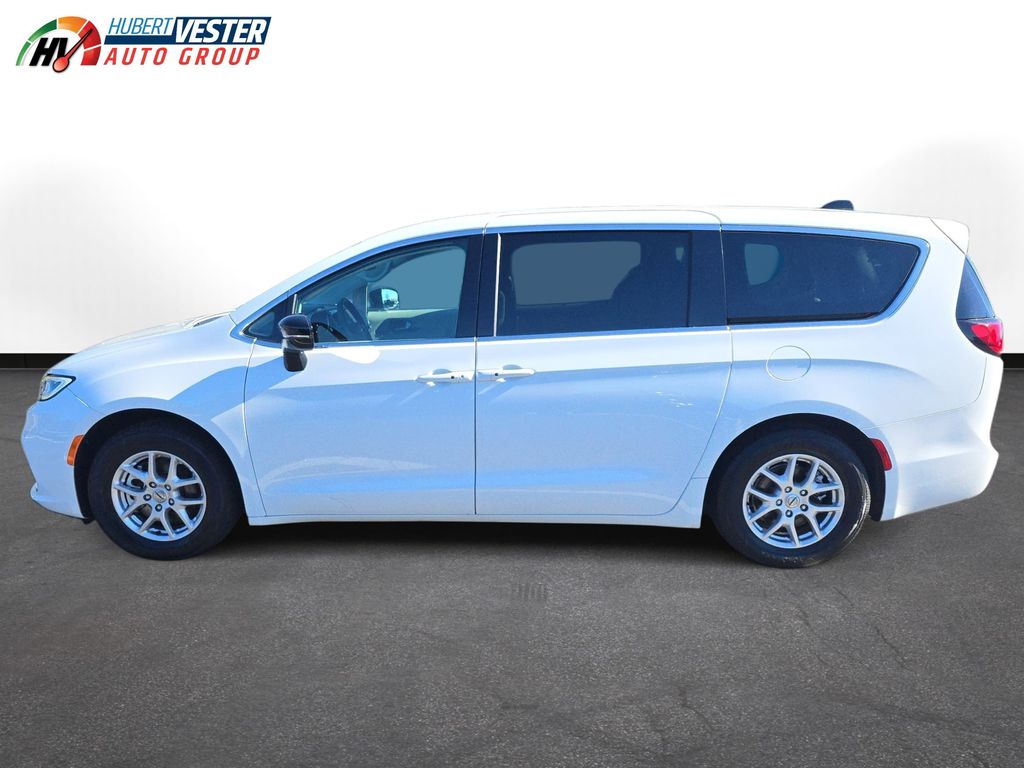 2024 Chrysler Pacifica Touring L's photo