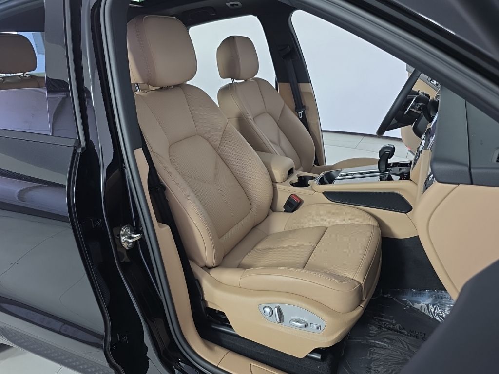 Thumbnail: 2023 Porsche Macan - 21