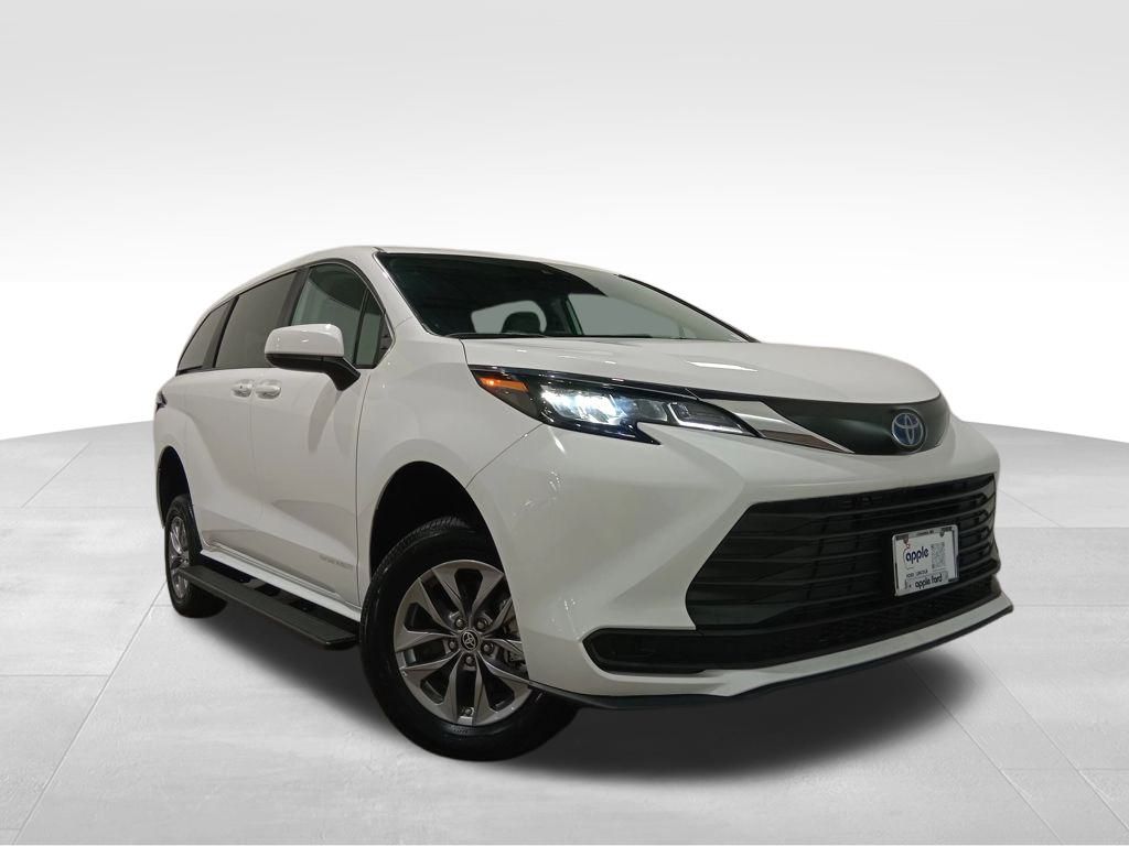 2024 Toyota Sienna LE