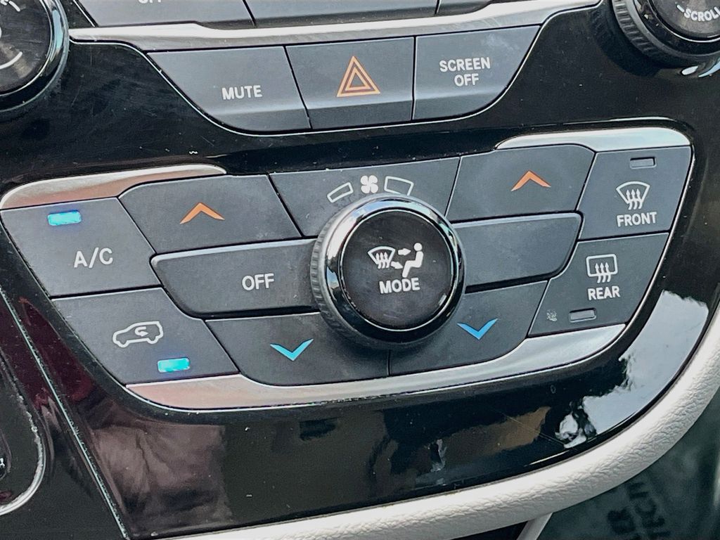 Used 2019 Silver Chrysler LX image 15