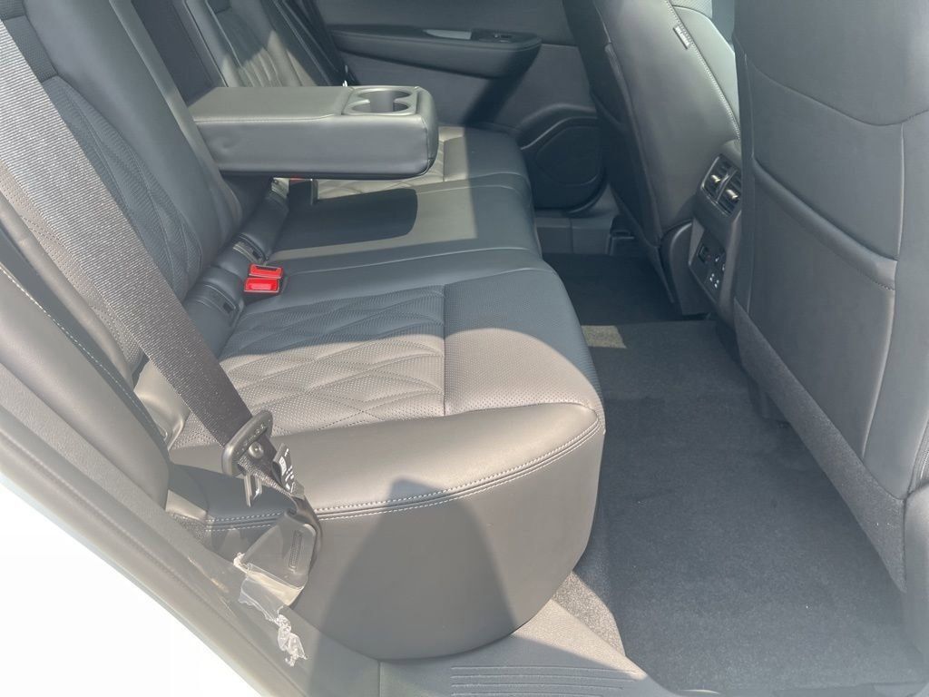 2025 Everest White Pearl/Super Black Nissan Rogue Platinum FWD SUV