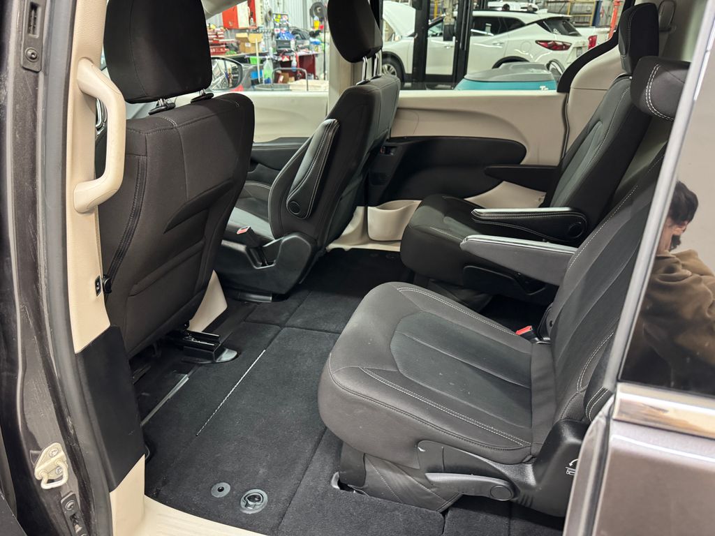 2023 Chrysler Voyager LX