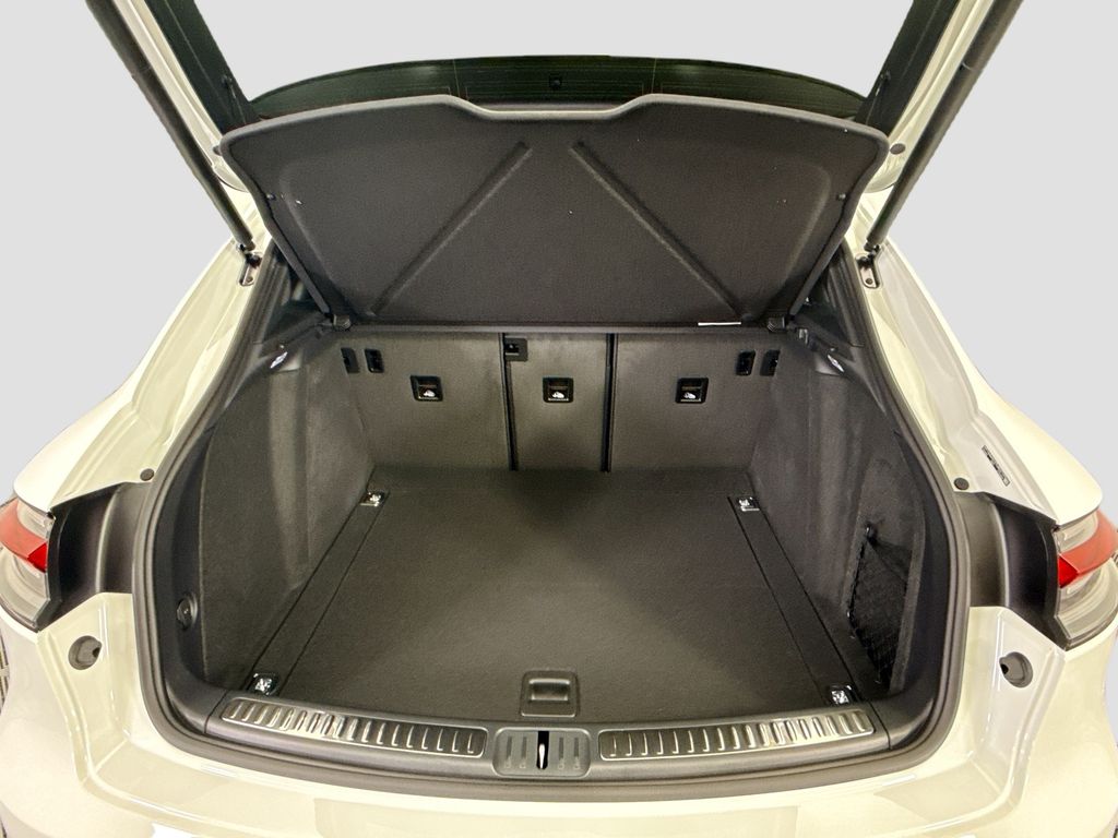 Thumbnail: 2026 Porsche Macan - 29