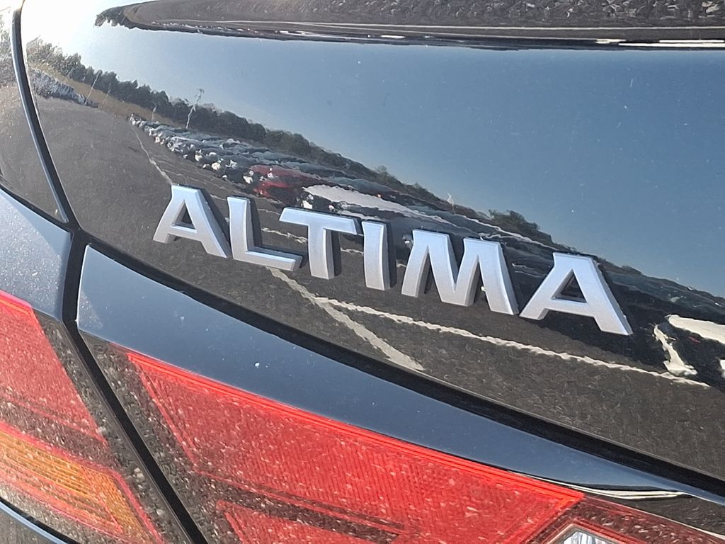 2025 Nissan Altima SR 11