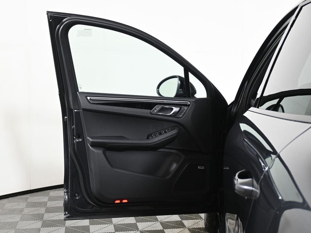 Thumbnail: 2026 Porsche Macan - 32