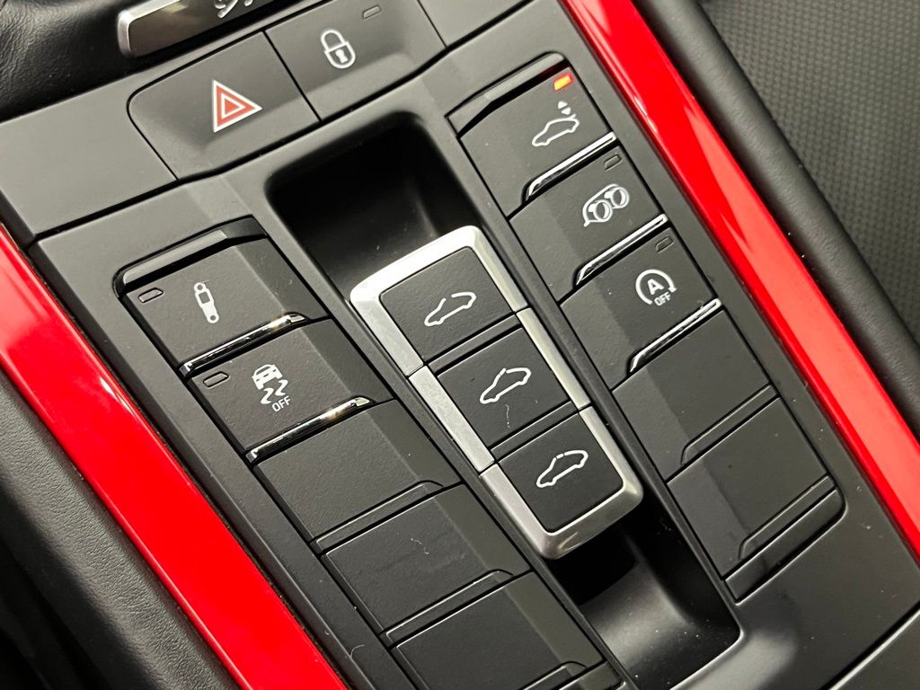 Thumbnail: 2018 Porsche 911 - 16