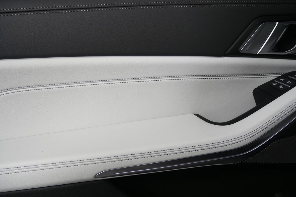 Thumbnail: 2026 BMW X7 - 14