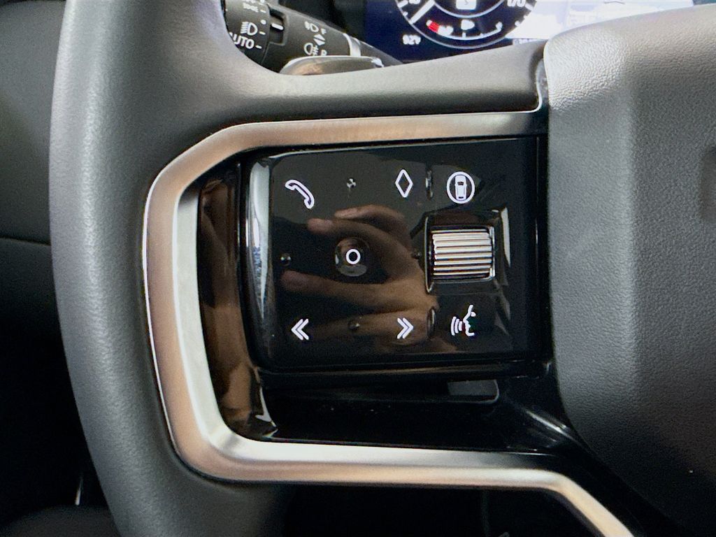 Thumbnail: 2025 Land Rover Discovery Sport - 11