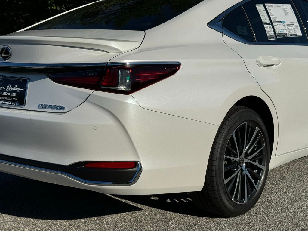 2025 Lexus ES 300h 15