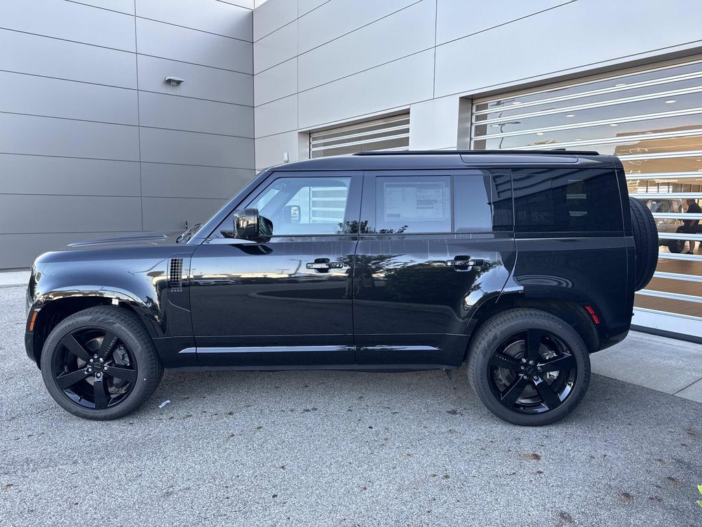 New 2026 Black Land Rover X-Dynamic SE image 4