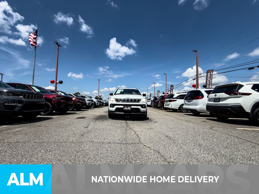 Used 2024 White Jeep Latitude image 4