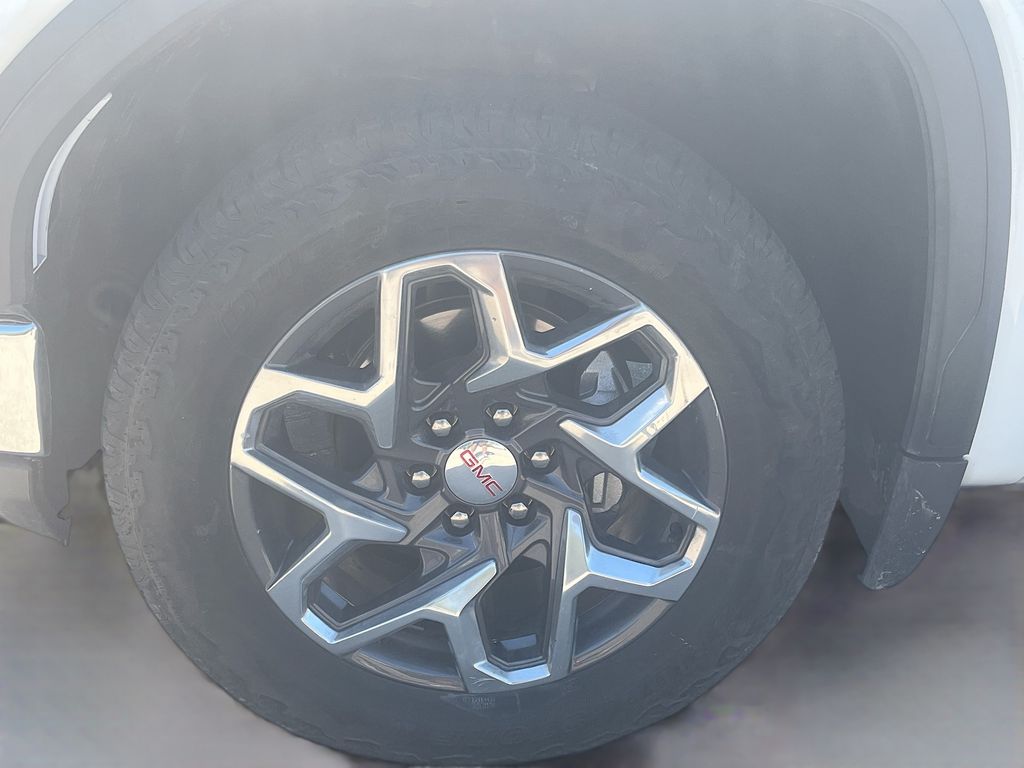 Used 2023 White GMC SLT image 29