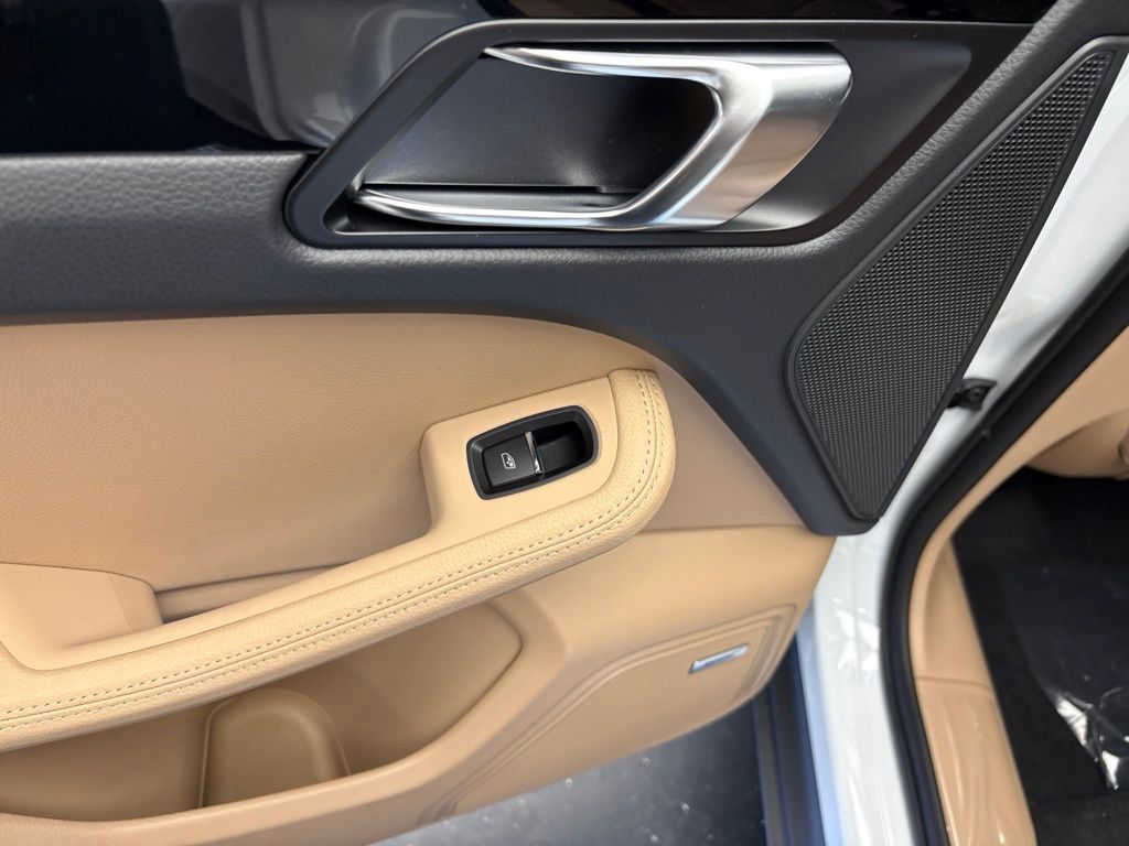 Thumbnail: 2026 Porsche Macan - 17