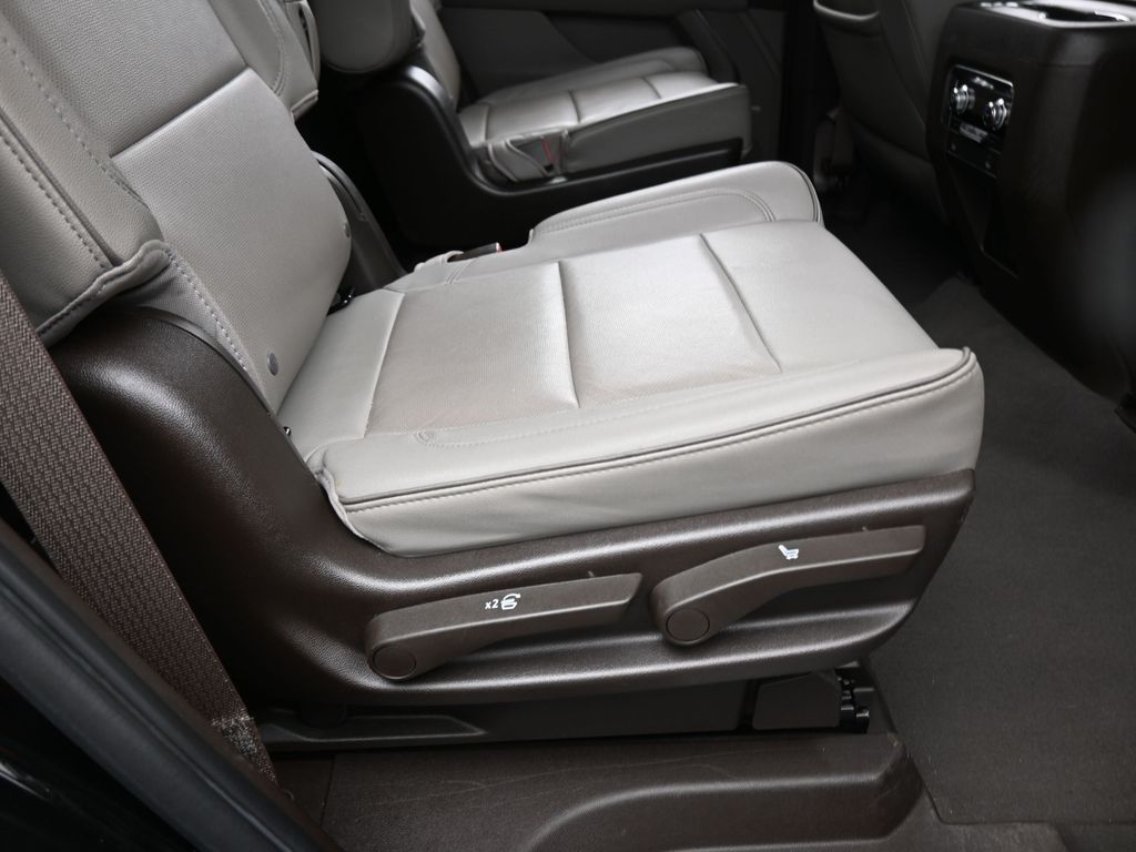 Used 2023 Onyx Black GMC SLT image 40