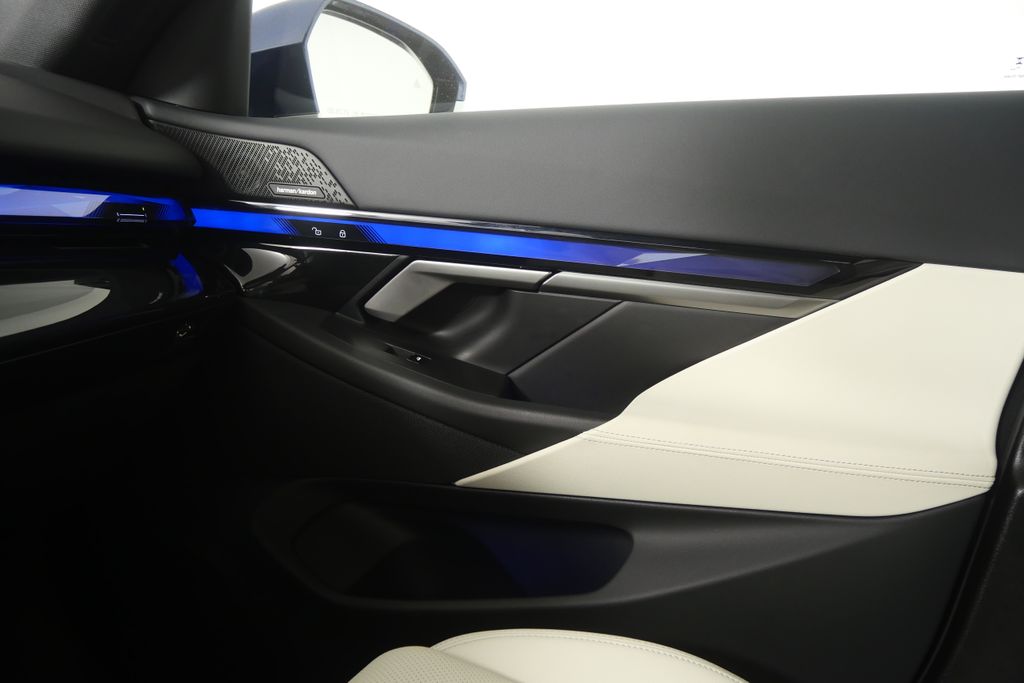 Thumbnail: 2025 BMW 5 Series - 24