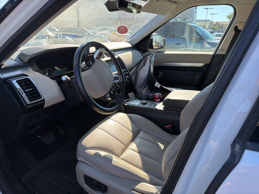 Thumbnail: 2020 Land Rover Discovery - 9