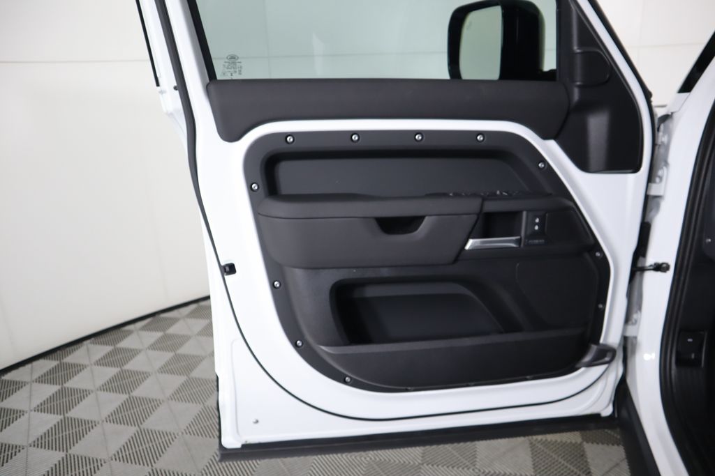 2025 Land Rover Defender 110 26