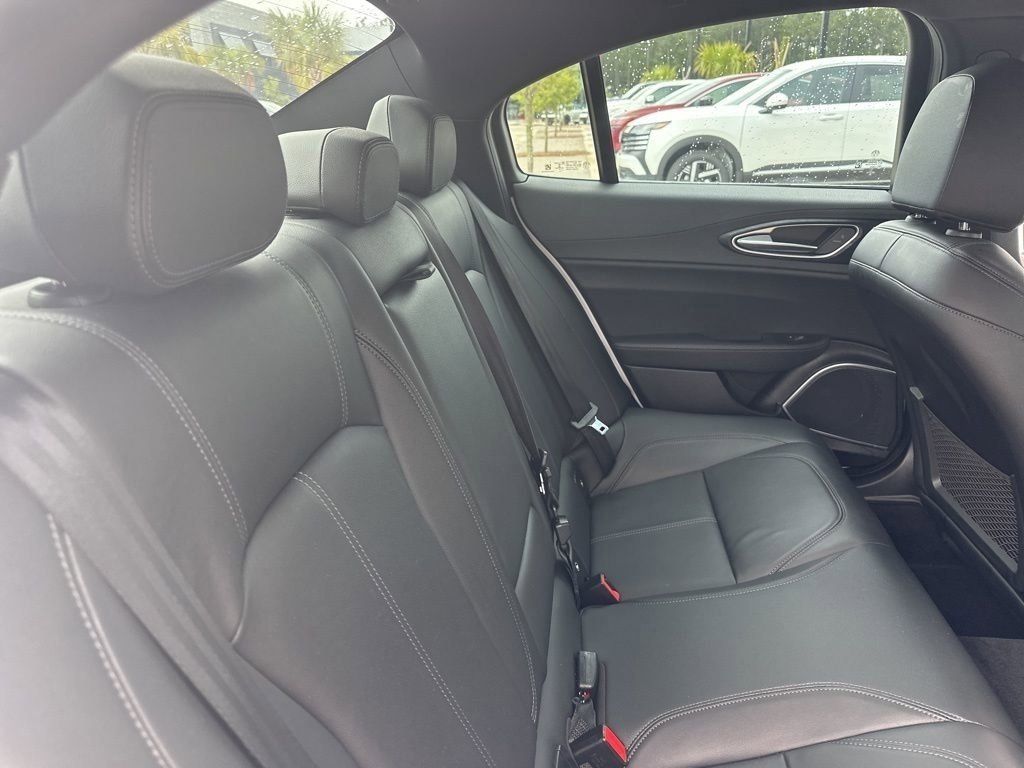 2022 Alfa White Alfa Romeo Giulia Sprint RWD Sedan
