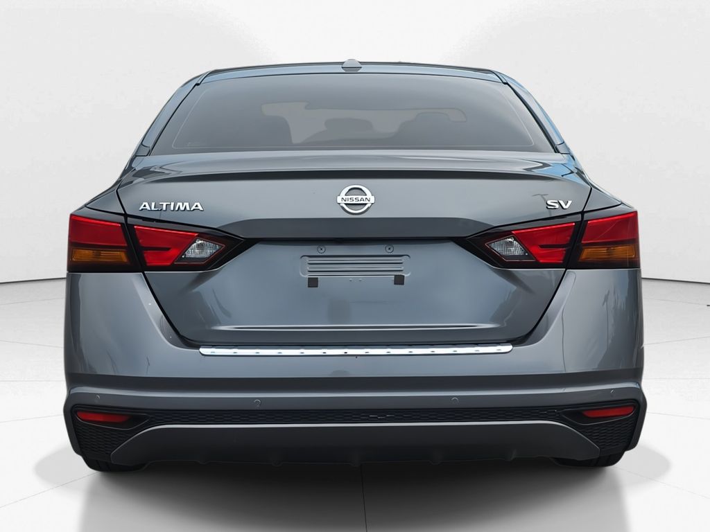 2022 Gun Metallic Nissan Altima 2.5 SV FWD Sedan