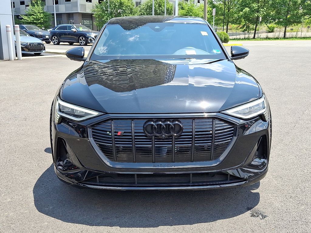 Thumbnail: 2022 Audi e-tron S - 2
