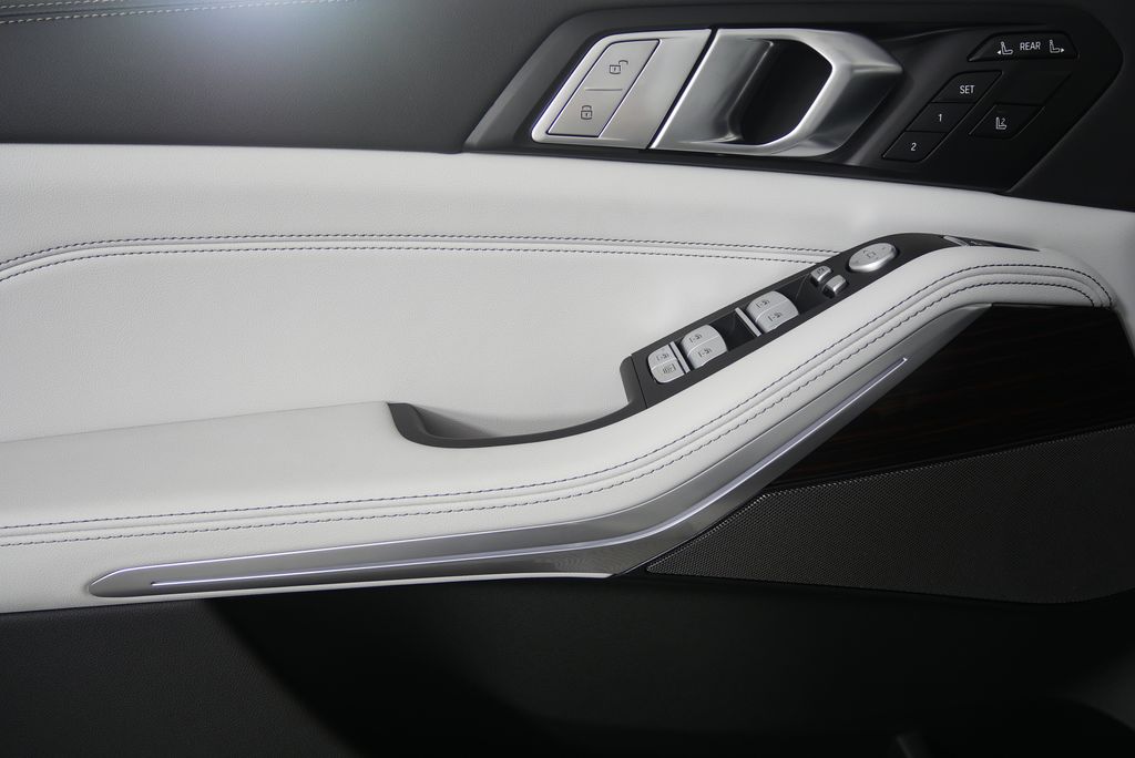 Thumbnail: 2026 BMW X7 - 9