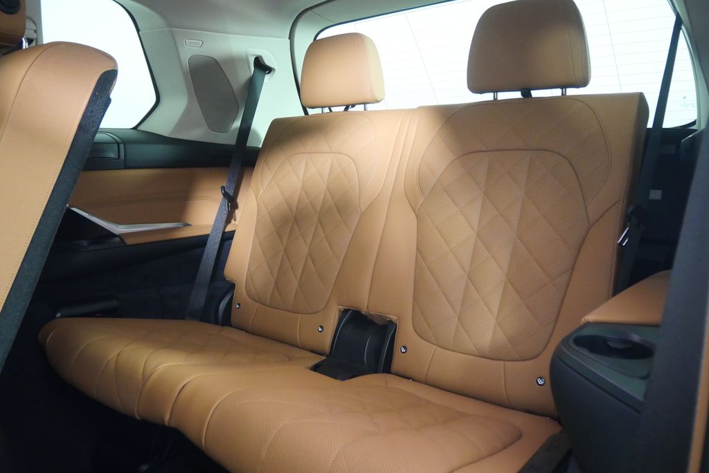 Thumbnail: 2026 BMW X7 - 18