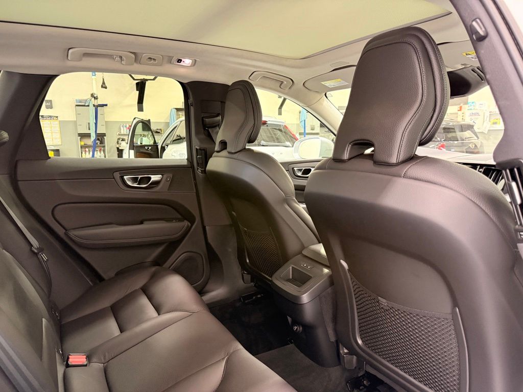 Thumbnail: 2020 Volvo XC60 - 25