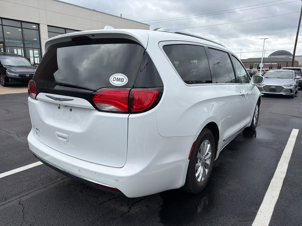 Thumbnail: 2018 Chrysler Pacifica - 3