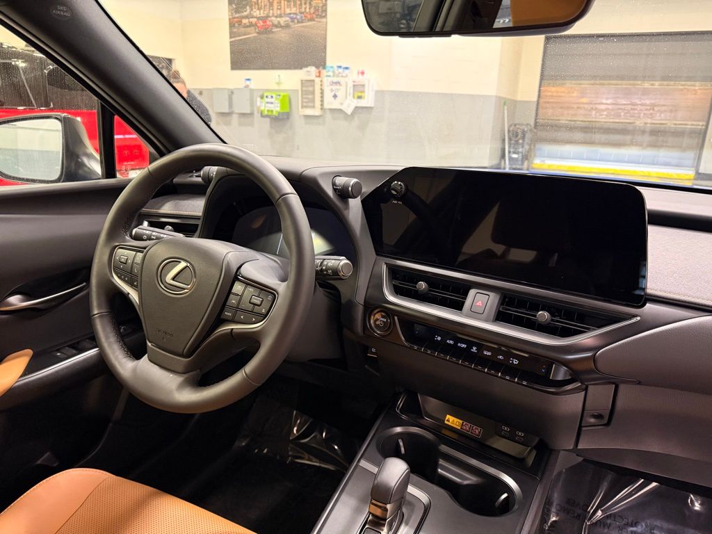 Thumbnail: 2025 Lexus UX - 31