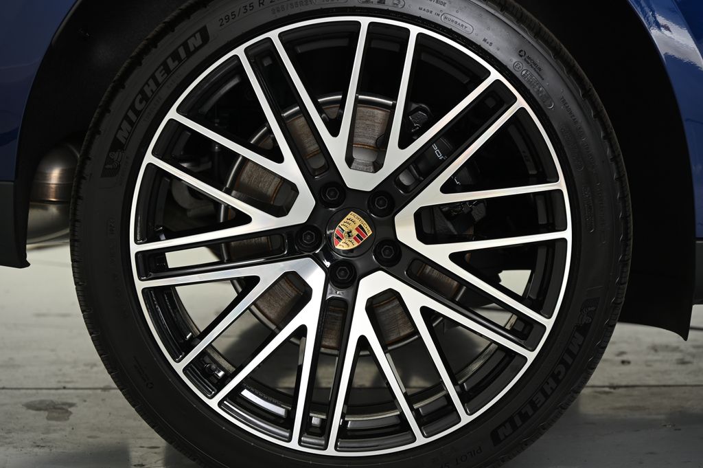 Thumbnail: 2025 Porsche Macan - 19