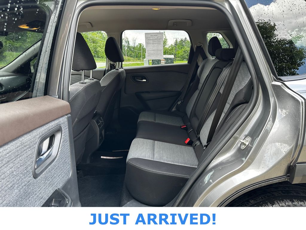 2021 Nissan Rogue SV photo