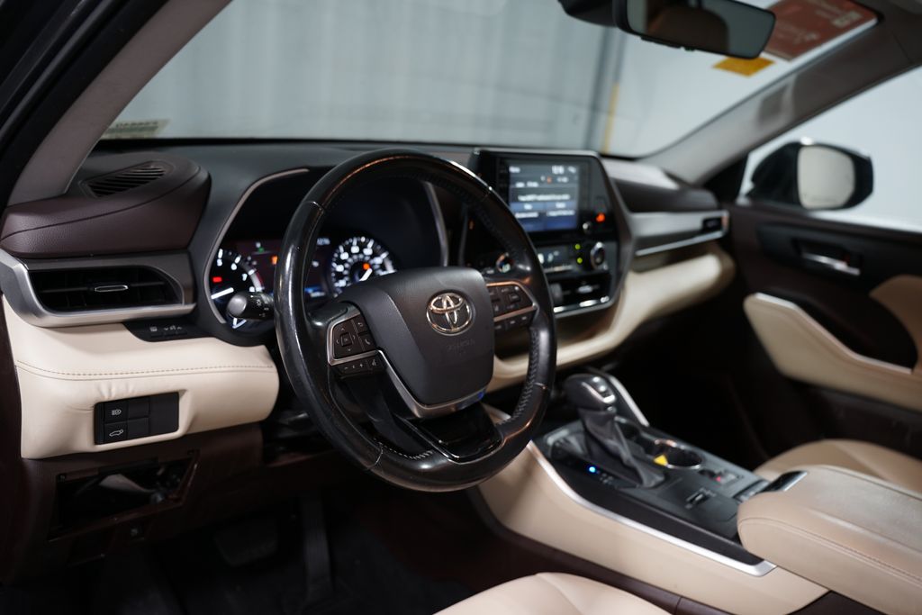 Thumbnail: 2021 Toyota Highlander - 7