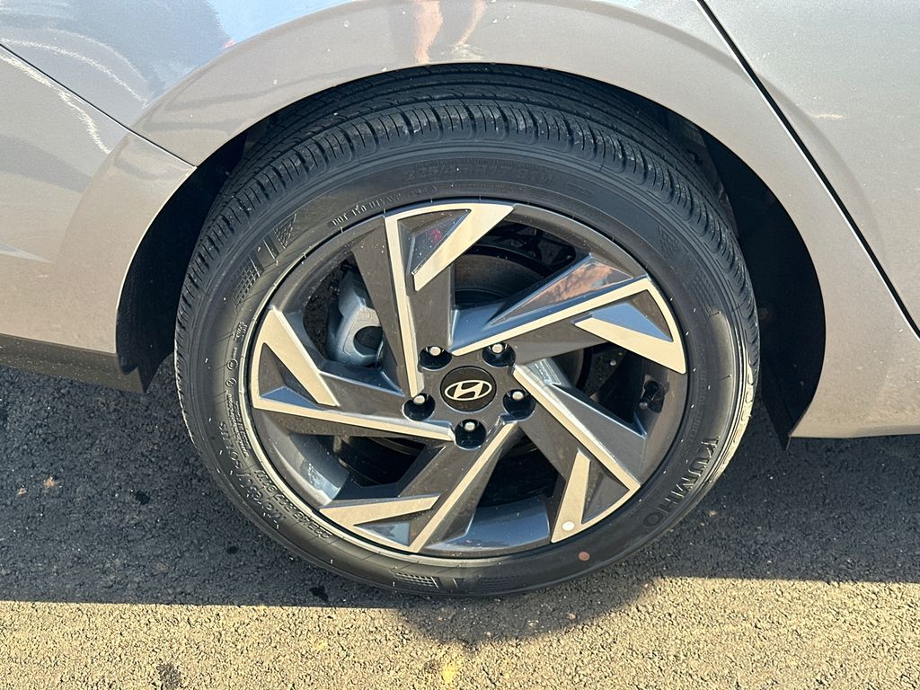 Used 2025 Silver Hyundai SEL Sport image 17