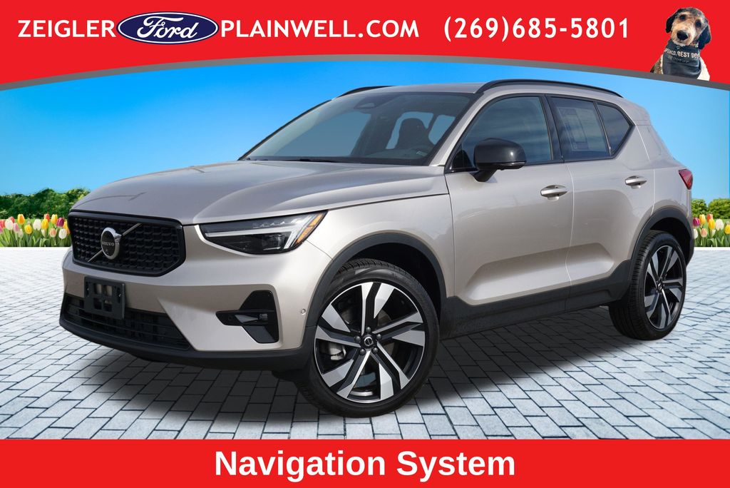 2024 Volvo XC40 B5 Plus Dark Theme AWD