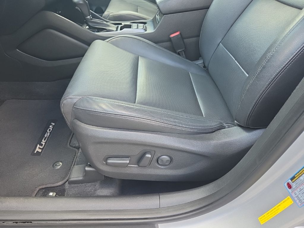 Used 2017 Silver Hyundai SE Plus image 16
