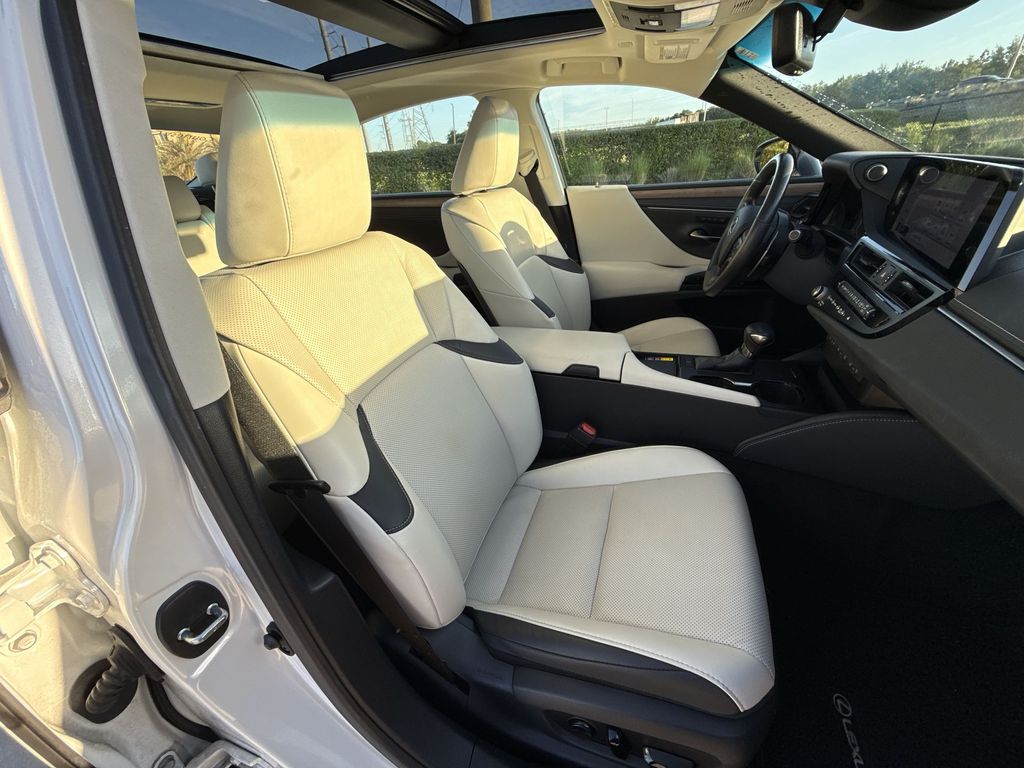 Thumbnail: 2025 Lexus ES - 16
