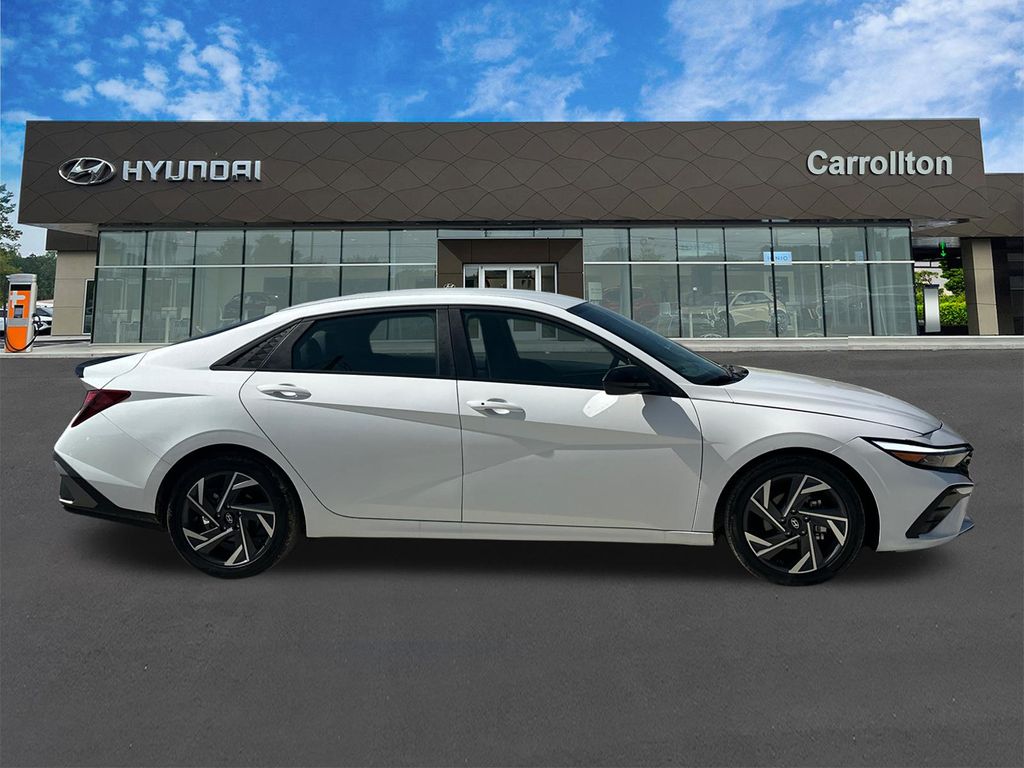 Used 2025 White Hyundai SEL Sport image 4