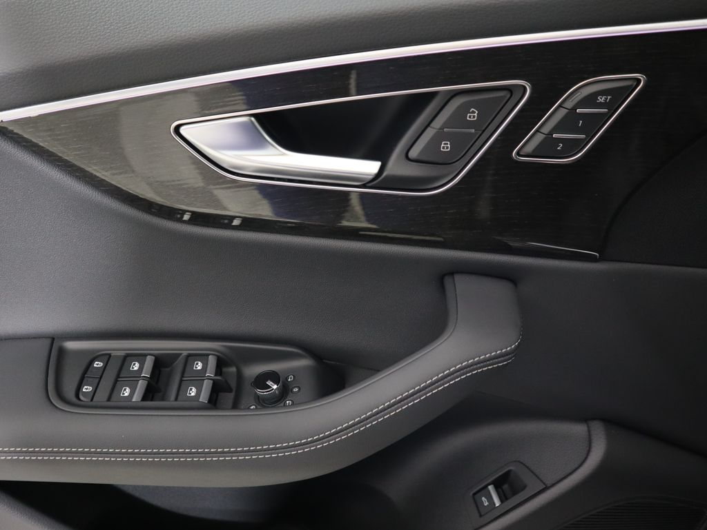 Thumbnail: 2026 Audi Q8 - 24