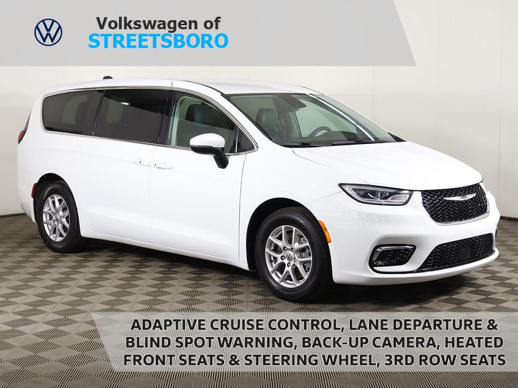 2023 Chrysler Pacifica Touring L's photo