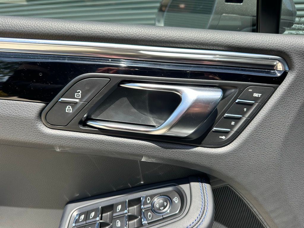 Thumbnail: 2026 Porsche Macan - 20