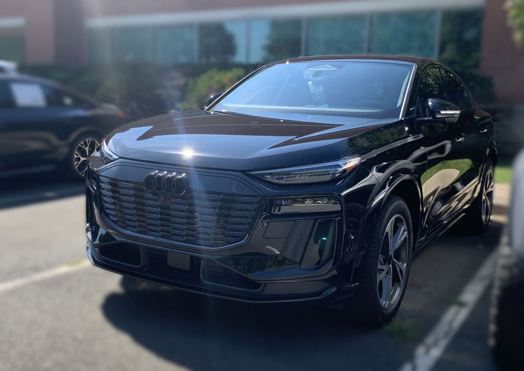 Thumbnail: 2027 Audi Q6 e-tron - 3