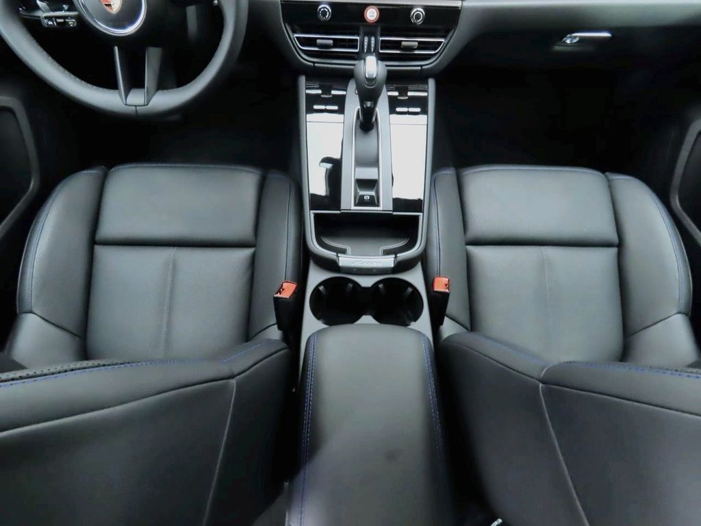 Thumbnail: 2025 Porsche Macan - 19