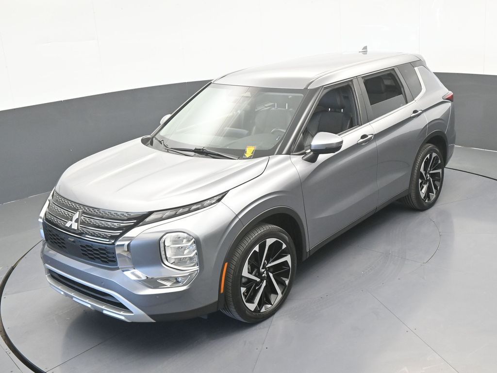 Used 2022 Silver Mitsubishi SE image 41