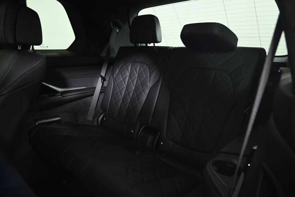 Thumbnail: 2026 BMW X7 - 32