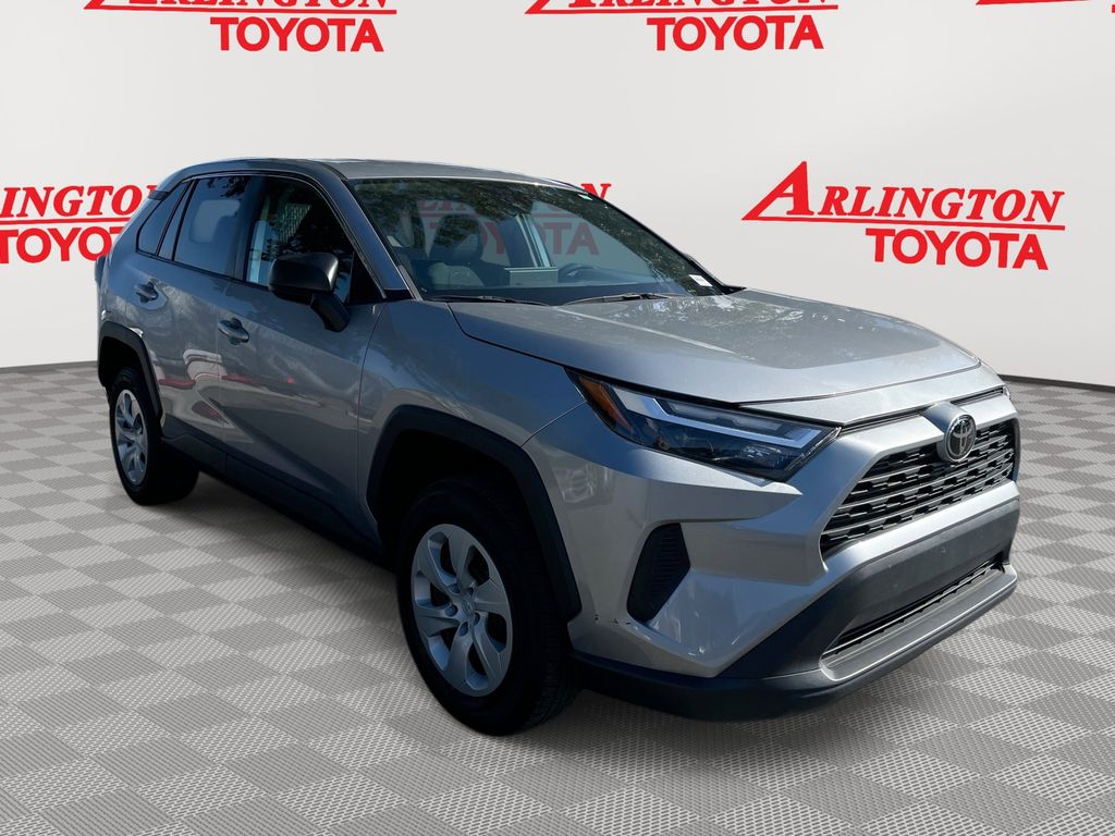 2023 Toyota RAV4 LE's photo