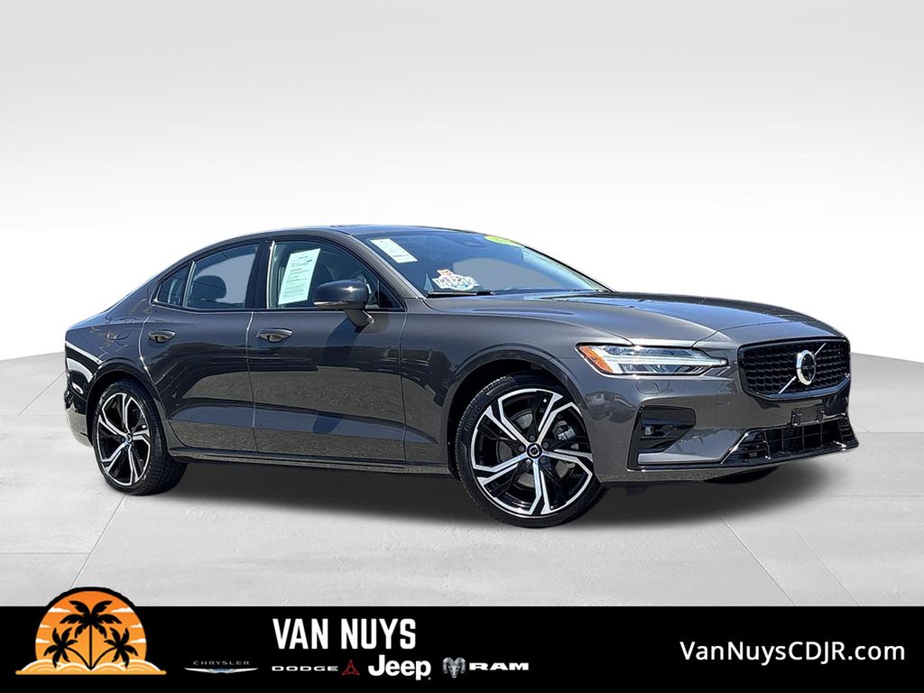 Platinum Gray Metallic 2024 Volvo S60 Sedan All-Wheel Drive Automatic