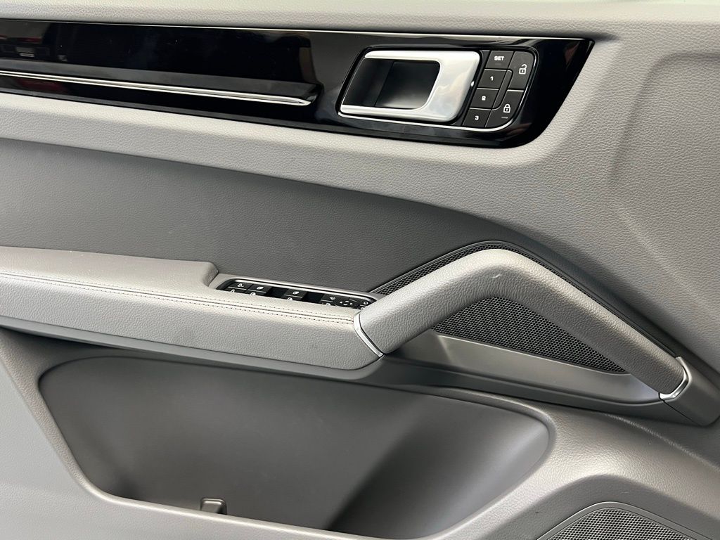 Thumbnail: 2023 Porsche Cayenne - 19