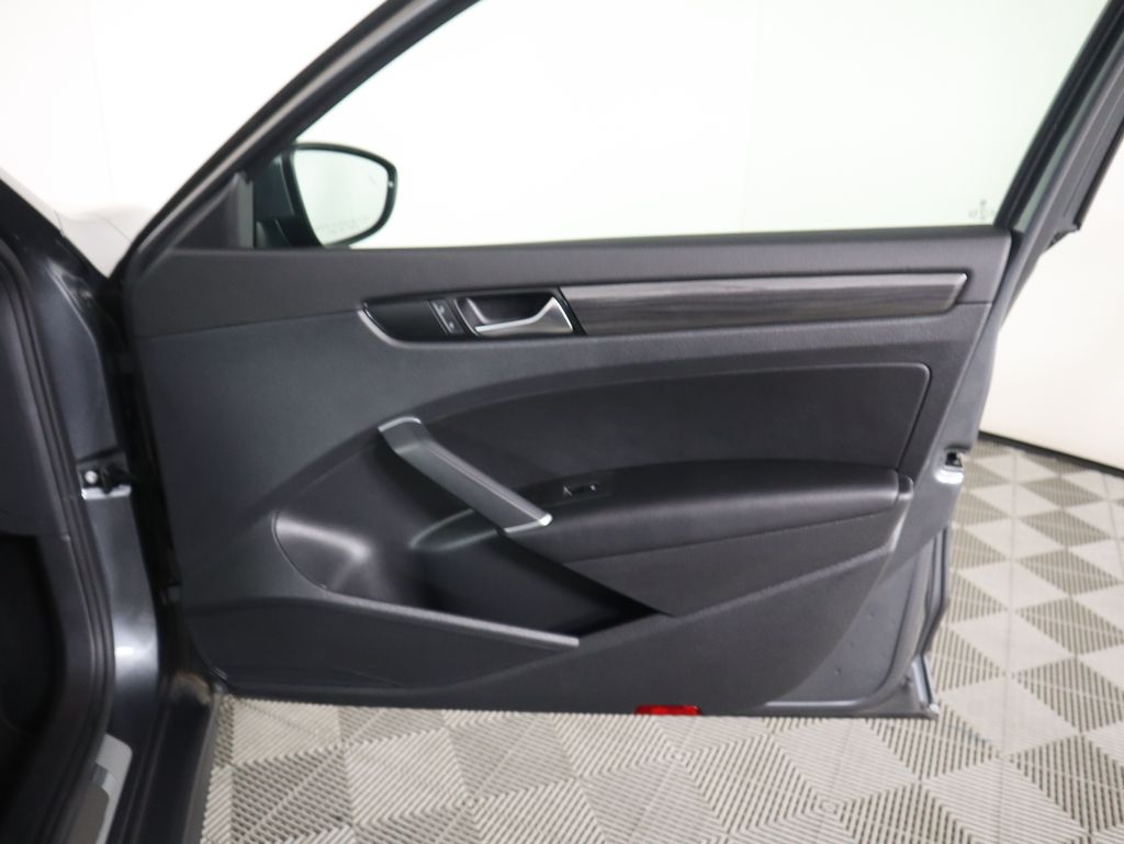 Thumbnail: 2020 Volkswagen Passat - 25