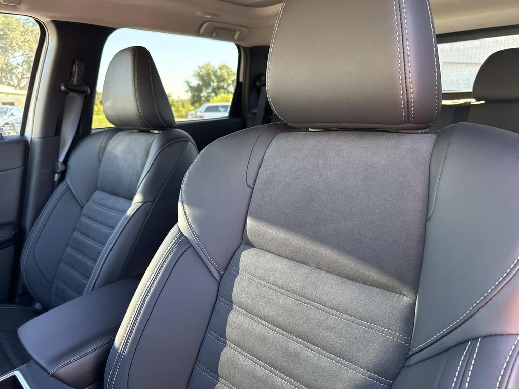 2025 Mitsubishi Outlander Plug-in Hybrid SE - Photo 22